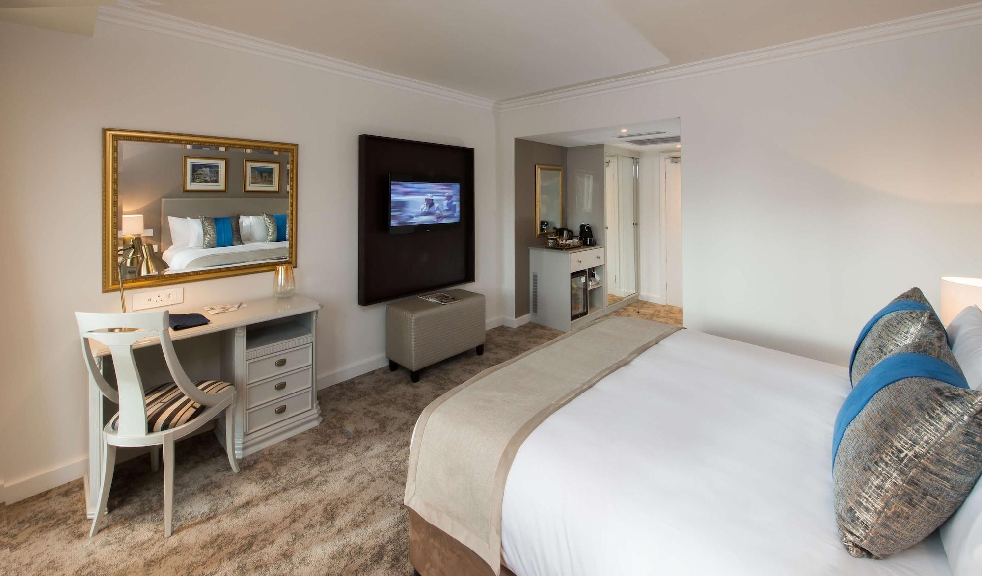 Hotel Le Vendome Cape Town Bagian luar foto A bedroom at the hotel