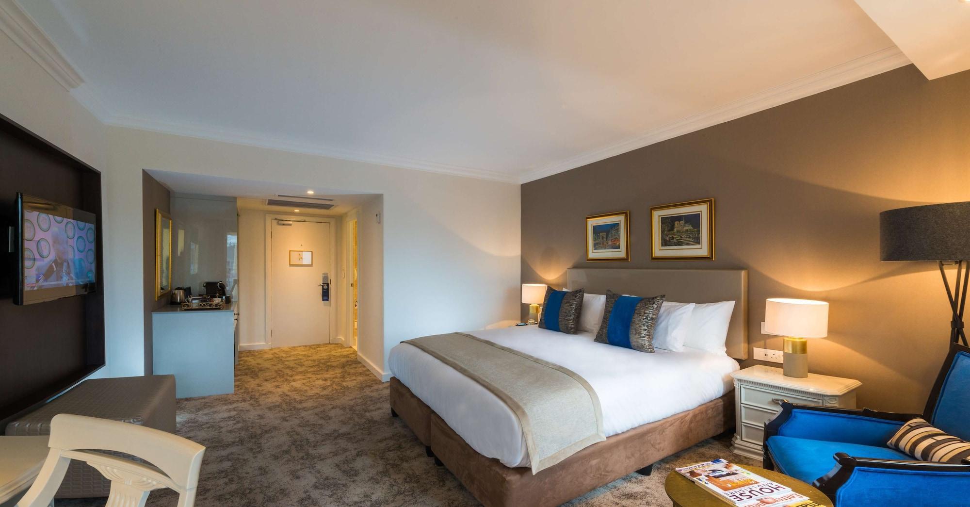 Hotel Le Vendome Cape Town Bagian luar foto A bedroom at the hotel