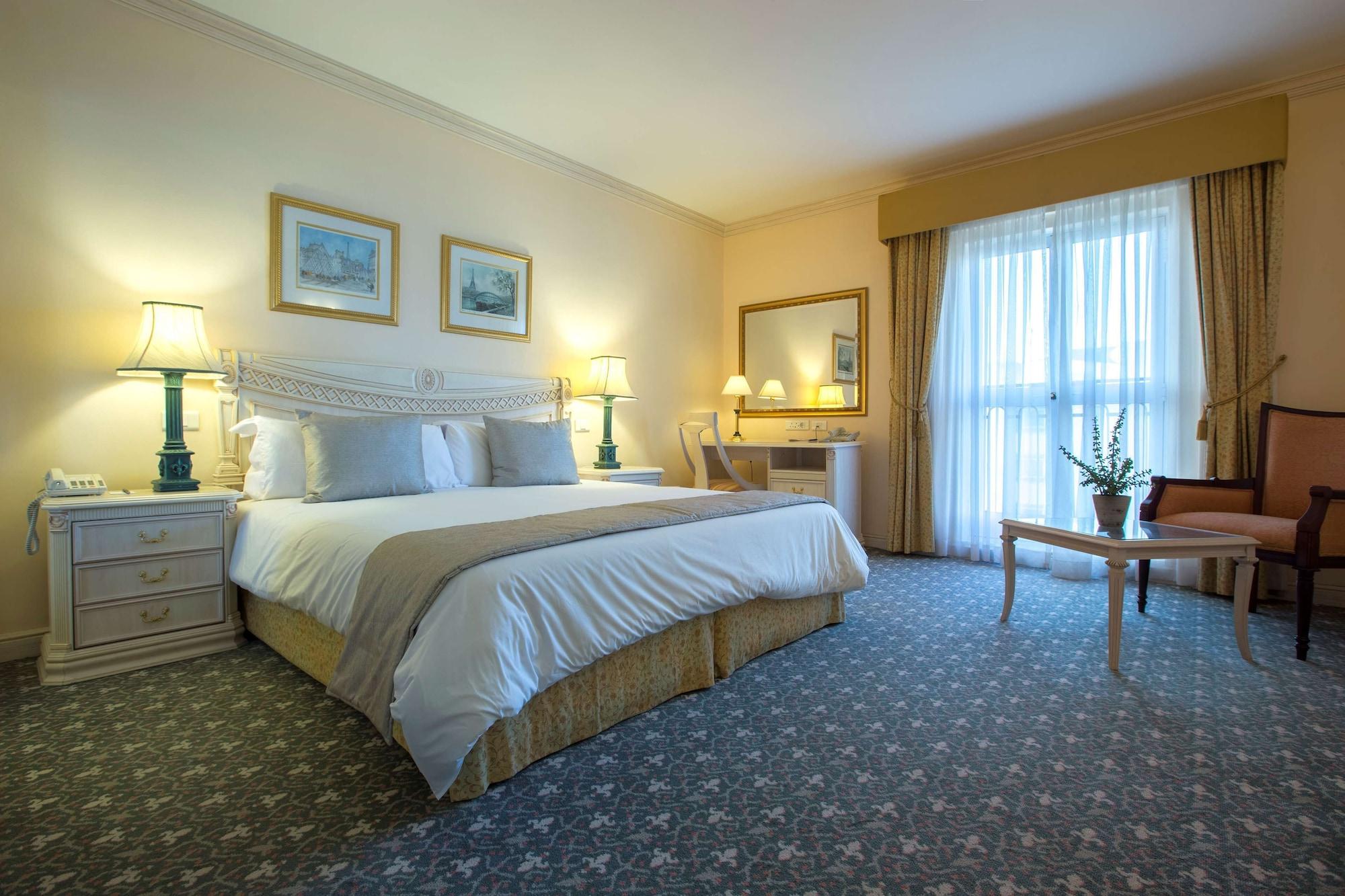 Hotel Le Vendome Cape Town Bagian luar foto A bedroom at the hotel