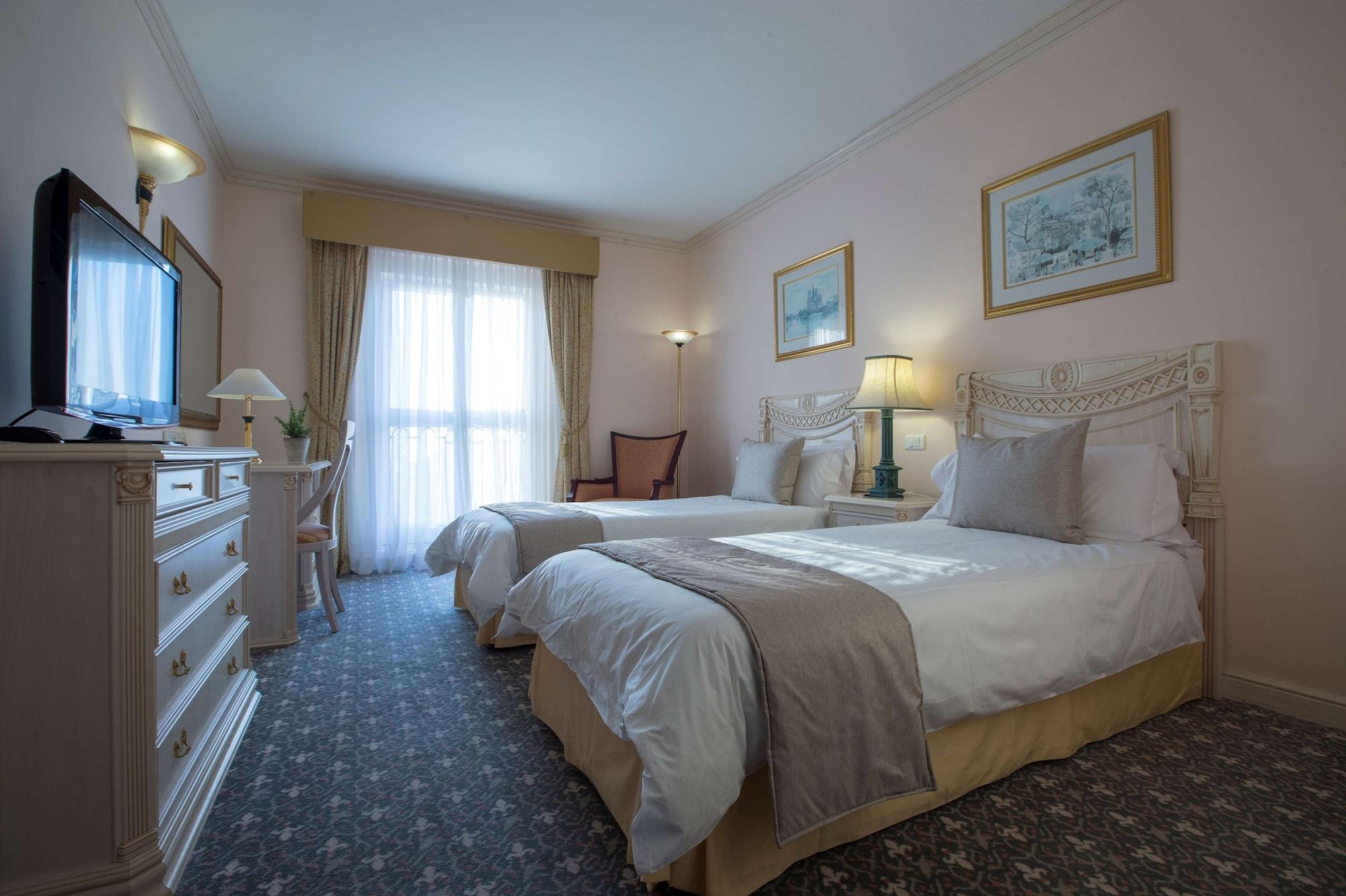 Hotel Le Vendome Cape Town Bagian luar foto A room at the hotel