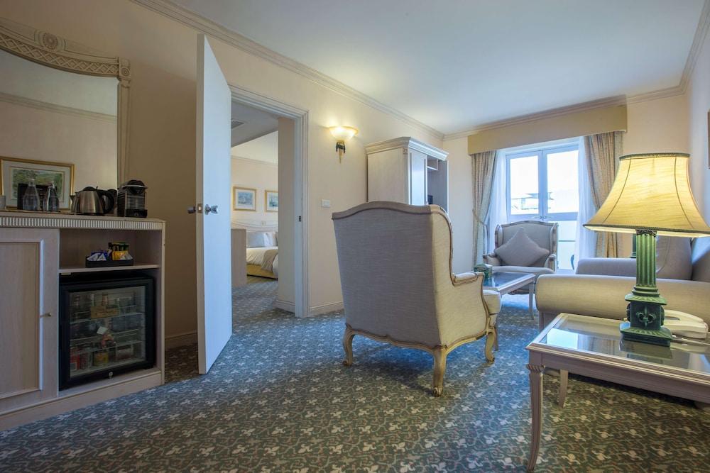 Hotel Le Vendome Cape Town Bagian luar foto A suite at the hotel