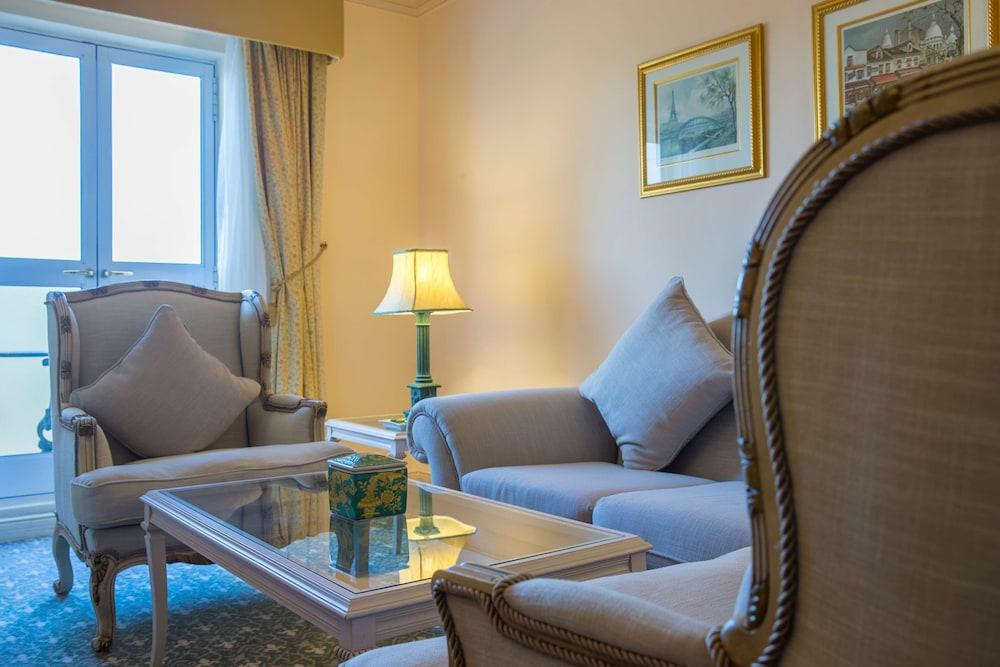 Hotel Le Vendome Cape Town Bagian luar foto A living room at the hotel