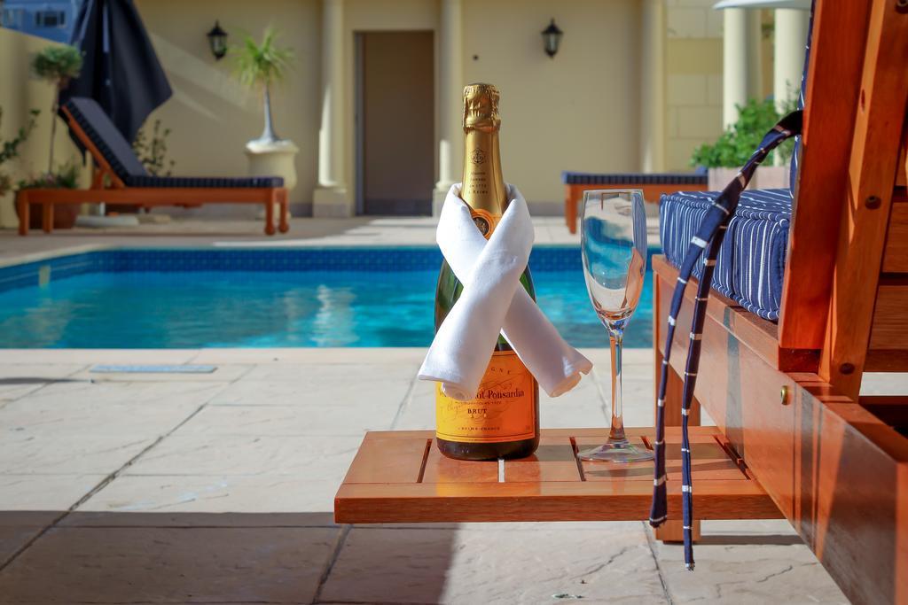 Hotel Le Vendome Cape Town Bagian luar foto A bottle of Veuve Clicquot