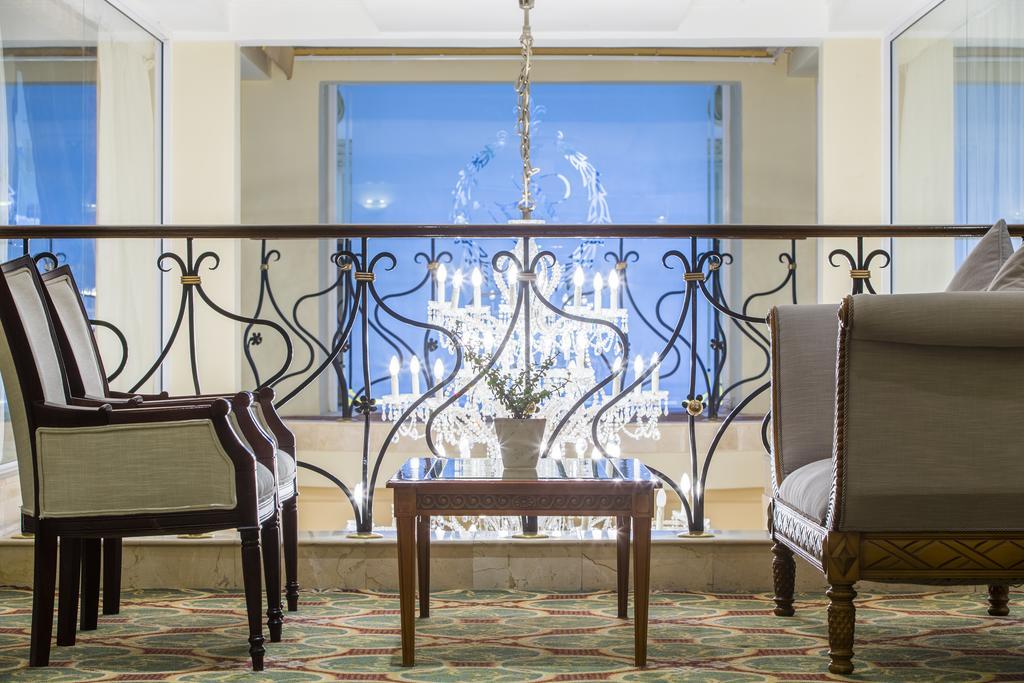 Hotel Le Vendome Cape Town Bagian luar foto The lobby of the hotel