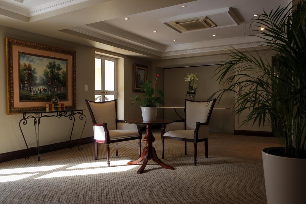 Hotel Le Vendome Cape Town Bagian luar foto The interior of the hotel