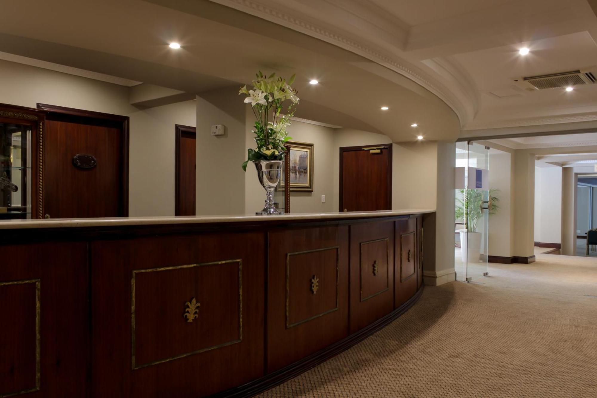Hotel Le Vendome Cape Town Bagian luar foto The interior of the hotel