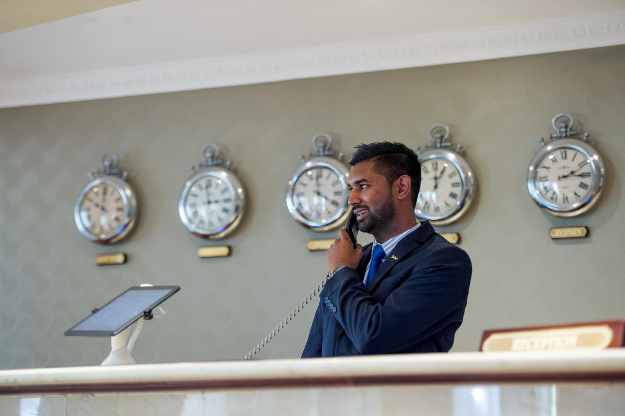 Hotel Le Vendome Cape Town Bagian luar foto A hotel concierge