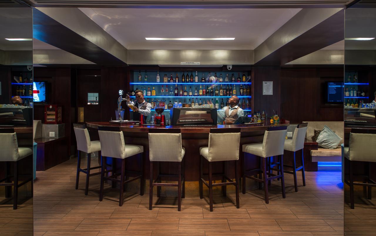 Hotel Le Vendome Cape Town Bagian luar foto The bar at the lounge