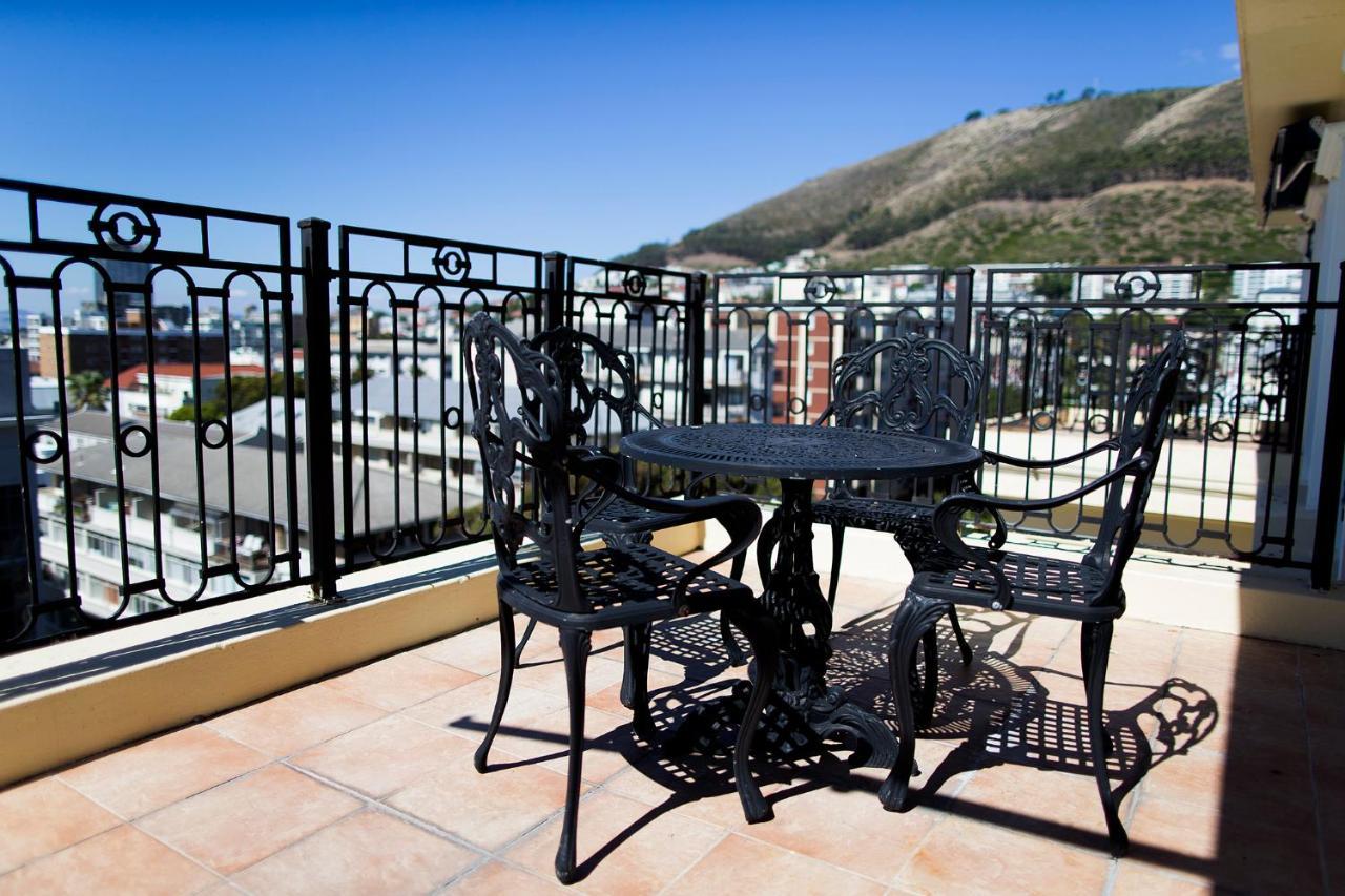 Hotel Le Vendome Cape Town Bagian luar foto A wrought iron patio set